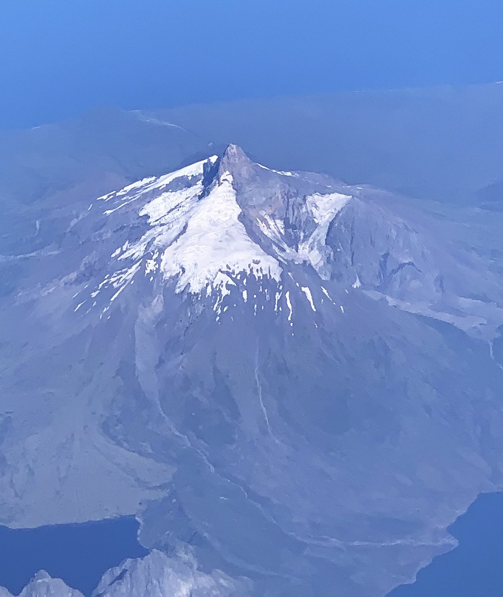 Stunning plane views of central Chilean Patagonia glaciers after a (too) warm summer once again 🥵

Queulat icefield (c. 80 km², L) with the 10km long Rosselot glacier tongue and the Corcovado volcano (2300 m asl, R), both seen from the east 🤩

Pics <a href="/carofranco_m/">Carolina Franco</a>