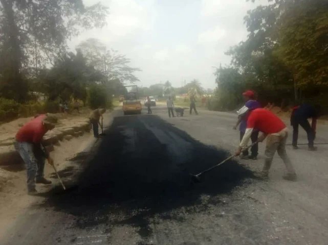 GobTrujillo's tweet photo. #DeInterés 📣|| Gobierno de Trujillo realiza labores de asfaltado en la parroquia Cheregüé el municipio Bolívar, como parte del Plan de Recuperación Víal en el estado.
#AvanzandoPorVenezuela https://t.co/tRI4Wqk6qR