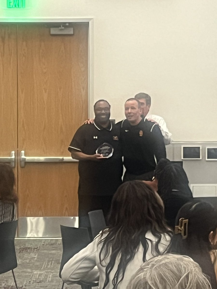 VVC_RAMS's tweet photo. Help us send a big congratulations to our Women’s basketball coach Troy Hall for receiving the State South region Coach of the year award! This another first for VVC athletics.
.
.
.
#VVC I #Athletics I #RAMS I #vvcathletics | #GoRams I #GoVVC I #hornsup🤘 https://t.co/aQk87AY2aC