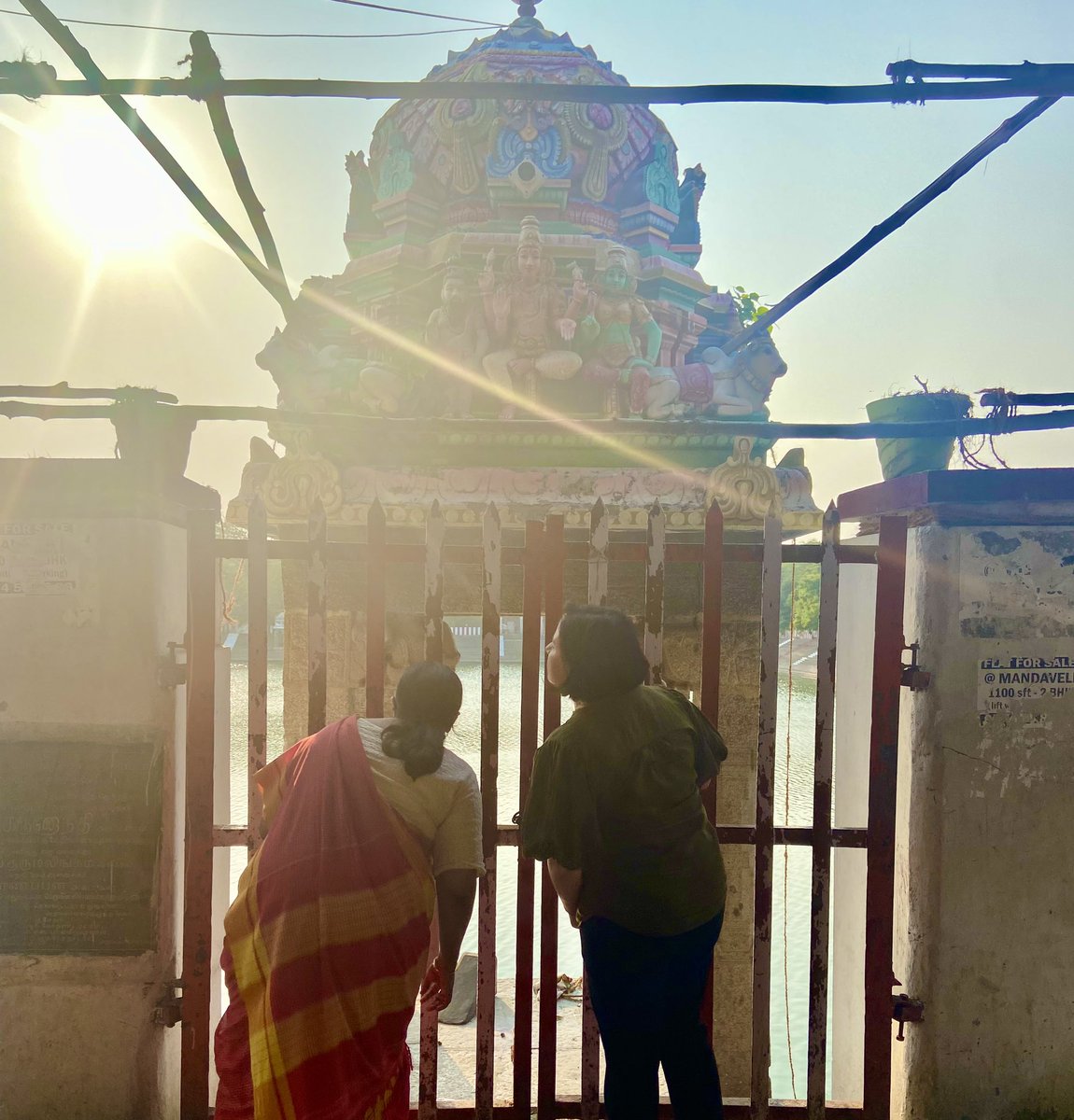 AusCGChennai's tweet photo. Highlight of my time in #Chennai so far has been our visit to #Kapaleeshwarar temple today. Thank you to Rajee from our consulate who gave us a great tour of the temple and shrines and taught us more about the Hindu God Shiva and his wife Goddess Parvathi. https://t.co/JR1AotItHz
