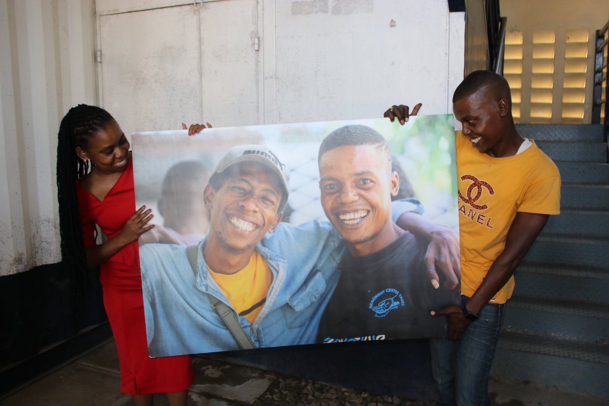 StawishaP's tweet photo. Excitement and celebrations as we presented gift portraits from @PEPFAR to Seif - a #PEPFARat20 hero. Seif and his friend Michael are recovering drug users from @MombasaCountyKe
Read Seif & Michael's story here๐ท
https://t.co/QcxOoForJg https://t.co/R0qeiUlfrI