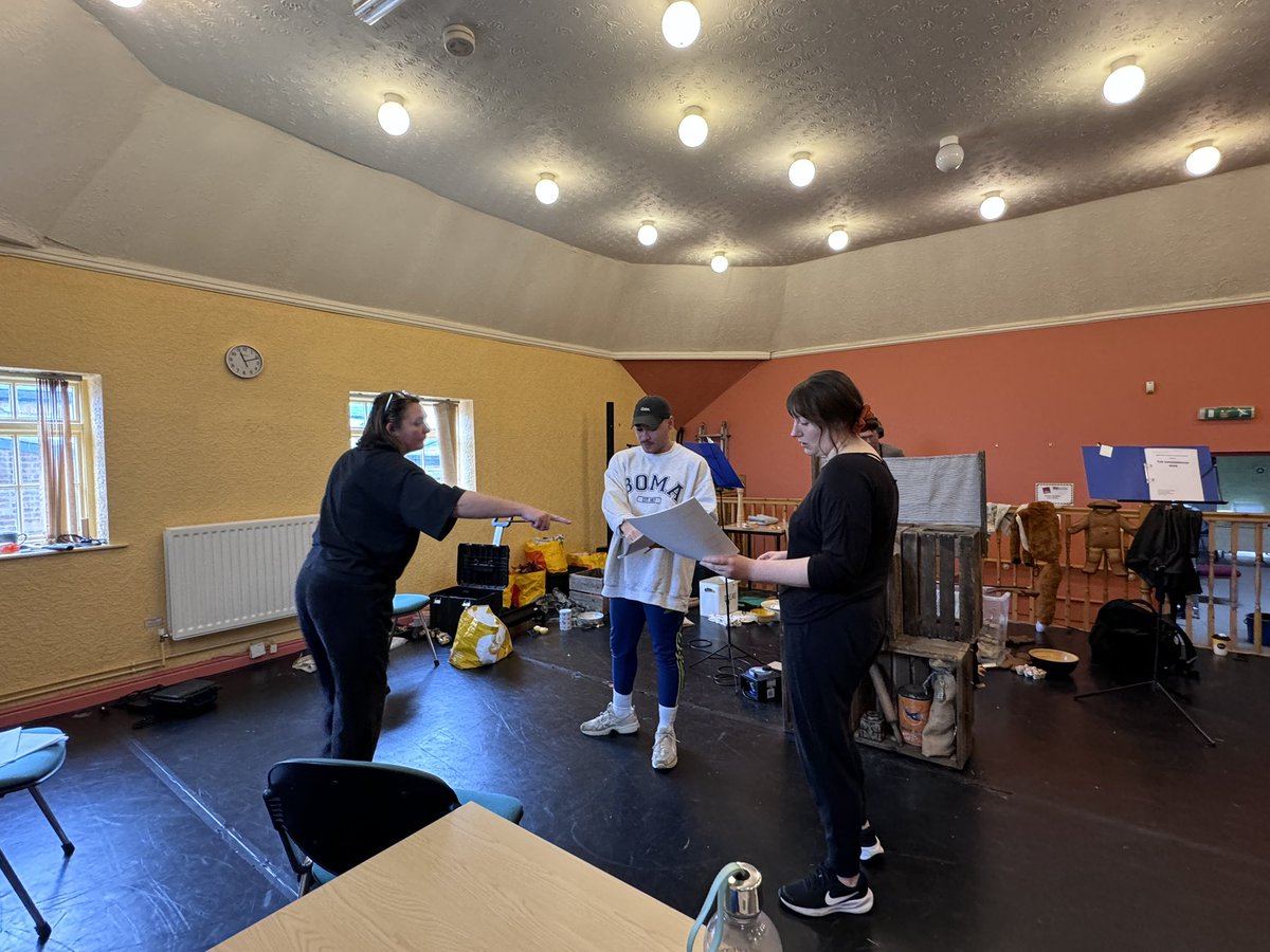We had the wonderful @AnitaGilbertAct with us this morning, working with @dannyhendrixact & @AbigailNaomiMay to develop their voices for the show. #TheGingerbreadMan #theatre