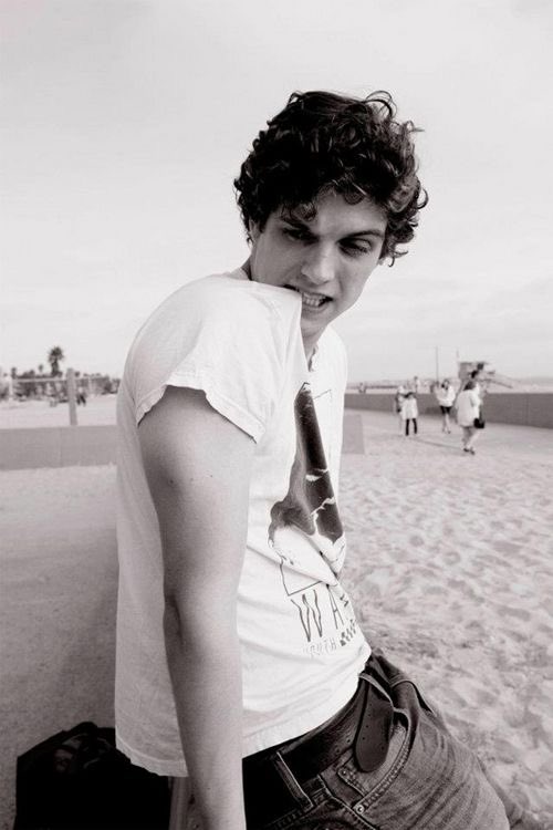 <a href="/SUniversityRP/">Stanford University 🌲 ~ HIATUS ~</a> — Anthony Campbell Chase .  .  . 

𝐒𝘩𝘢𝘱𝘦: Drew Starkley e Daniel Sharman
𝓘𝘥𝘢𝘥𝘦: 22
𝐒𝘦𝘹𝘶𝘢𝘭𝘪𝘥𝘢𝘥𝘦: Bi
𝓕𝘳𝘢𝘵𝘦𝘳𝘯𝘪𝘥𝘢𝘥𝘦: Snakes
𝓔𝘹𝘵𝘳𝘢𝘤𝘶𝘳𝘳𝘪𝘤𝘶𝘭𝘢𝘳: Futebol americano e música