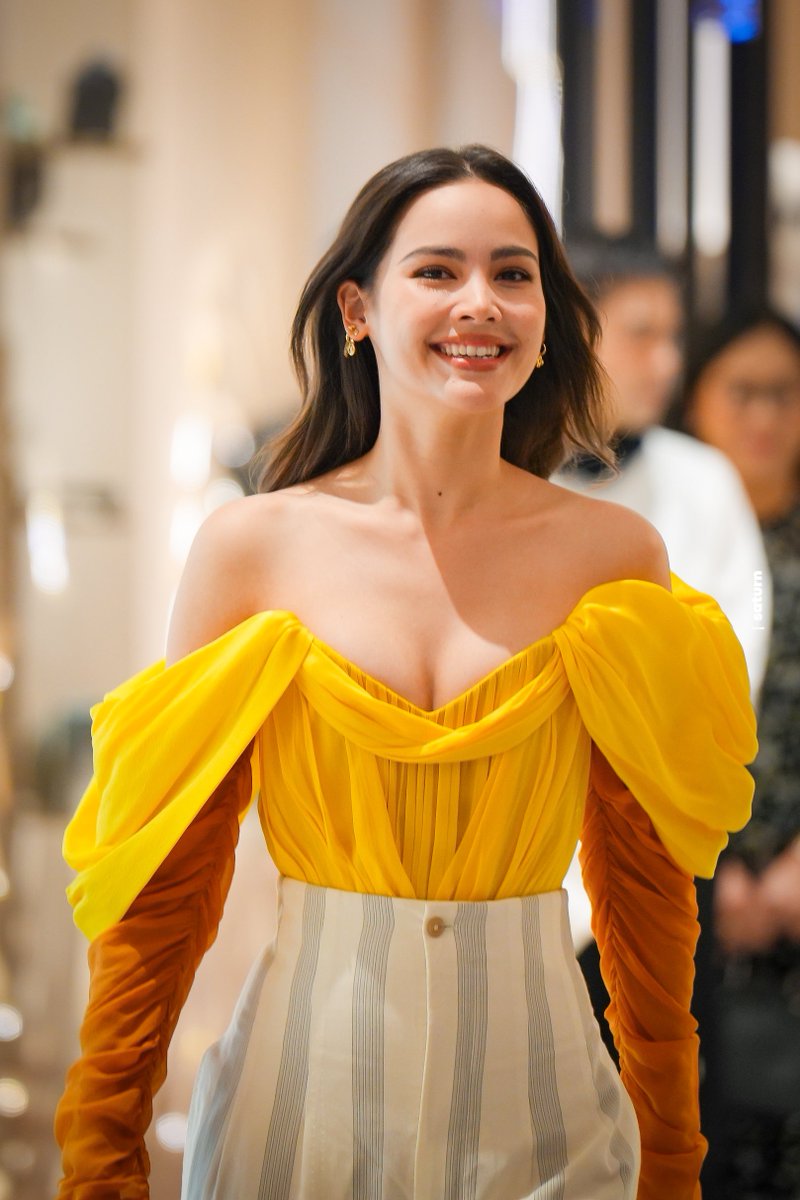 SaturnInOctober's tweet photo. ญาญ่าน่ารักกกกกก ความดารามาก คือค่อยๆเดินให้คนถ่ายรูป 🥹🥹🥹

#LouisVuitton #LVThePlace 
#urassayas https://t.co/zS7oMyFNJr