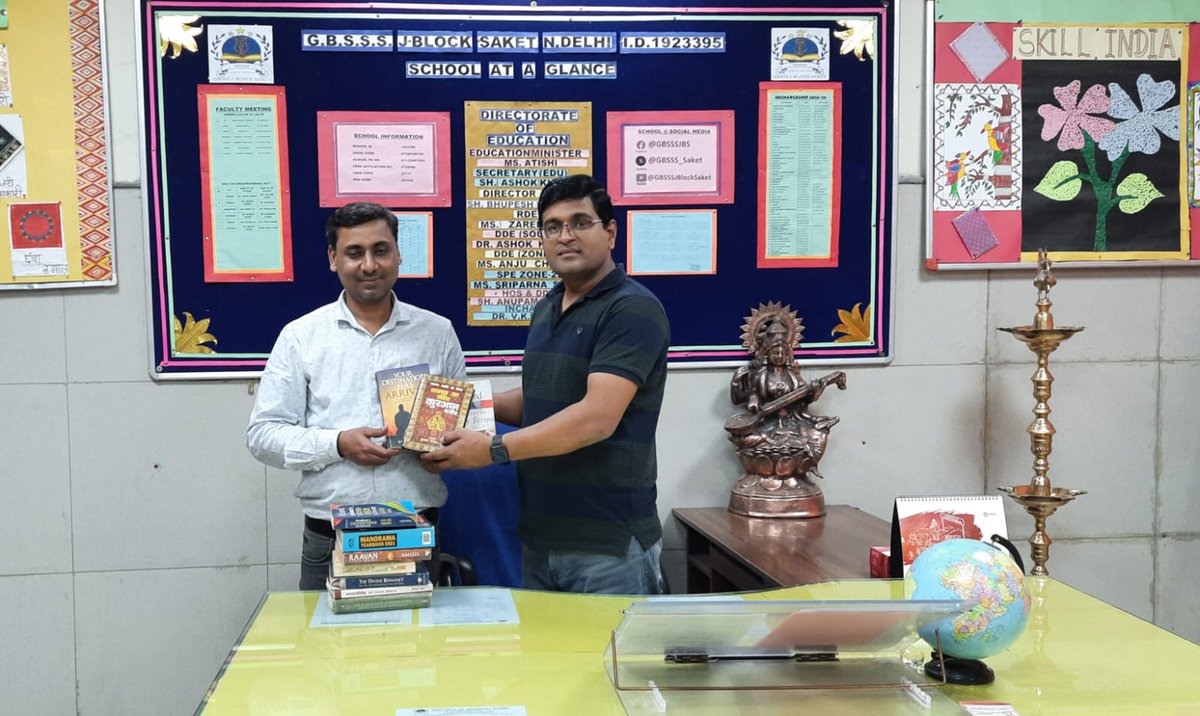 tiwariomkar1212's tweet image. @GBSSS_Saket  के प्रभारी डॉ. @VKPathak1  जी ने नवीनतम स्थापित हमारे विद्यालय के लिए अपनी तरफ से पुस्तकें प्रदान की हैं। यह पुस्तकें विद्यार्थियों के लिए नए ज्ञान के दरवाजे खोलेंगी। हमारे पुस्तकालय के लिए इस तरह के प्रयासों का हार्दिक स्वागत है। 
🌟 #LibraryInitiative