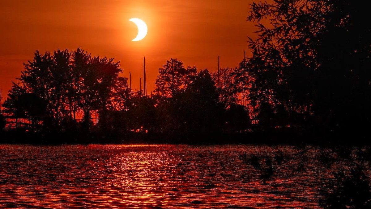 ⁠Mark your calendars because a once-in-a-lifetime eclipse is heading our way this April 8th 🌑☀️⁠ ⁠ And guess what? #HamOnt is gearing up to be one of the prime spots to experience it. So, what's the scoop? bit.ly/43jR9OV ⁠ ⁠📸 @jwsmithphotography⁠ (IG) ⁠