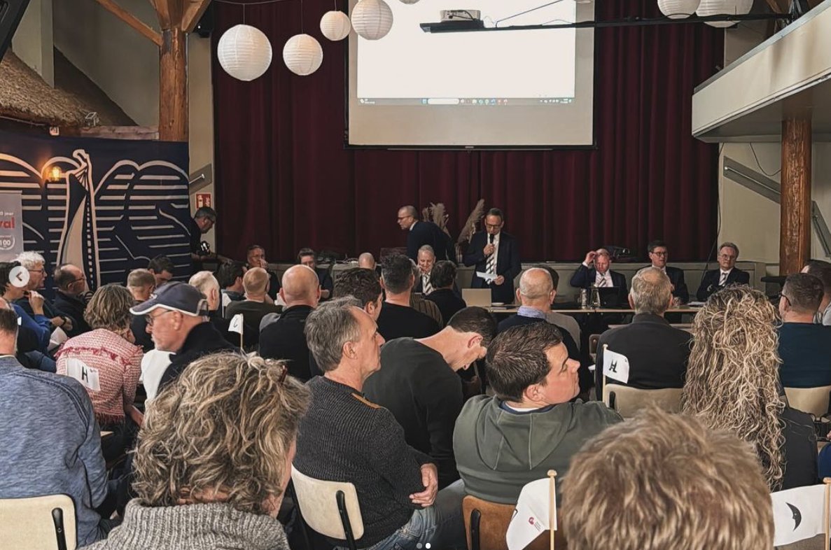 Tijdens de ALV van de SKS afgelopen zaterdag 9 september zijn veel beslissingen gemaakt ter verbetering van de competitie. Onze eigen penningmeester Jan de Groot deed een verzoek aan alle SKS-leden om alle 14 skûtsjes ‘aan boord’ te houden door investeringen te beperken.
