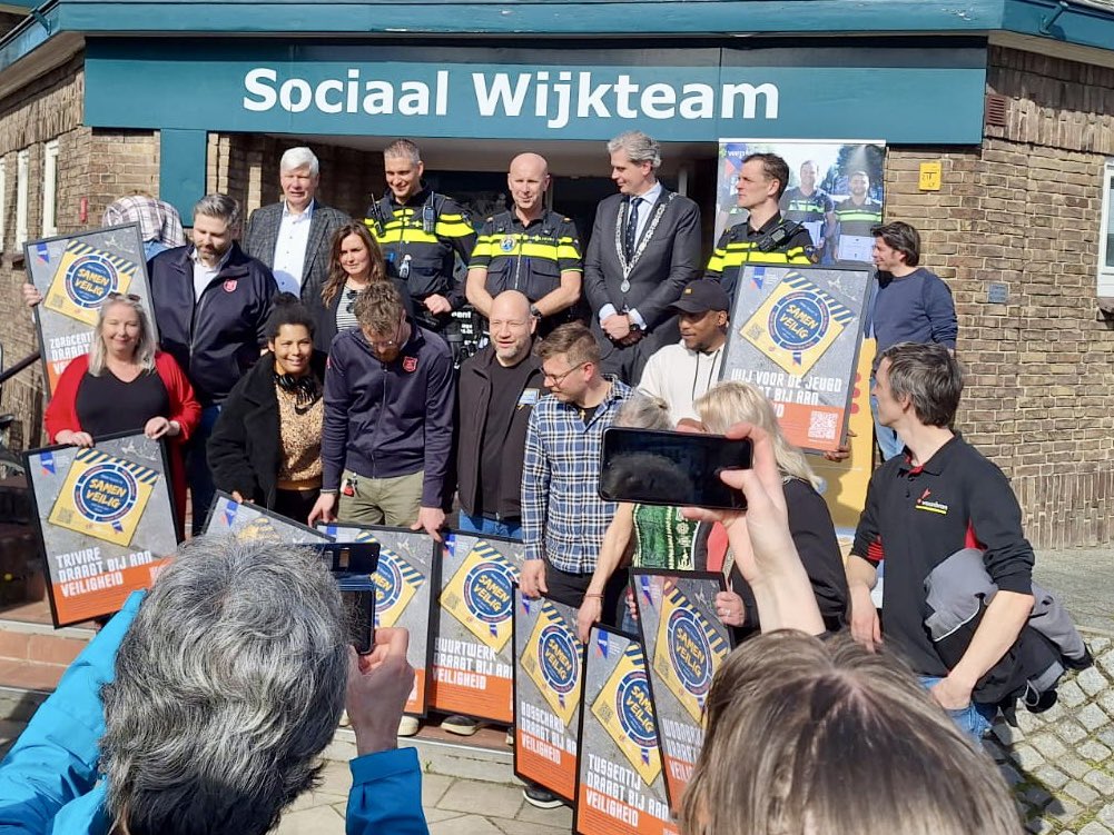 WouterKolff's tweet photo. Zojuist kregen de wijkagenten van Reeland, Mike en Evert, verdiende erkenning. Samen met heel veel partners verbeteren zij dagelijks de leefbaarheid en veiligheid in deze wijk. In aanwezigheid van oud-Korpschef Henk van Essen legden zij de “blauwe tegel”. Toppers! @WA_Reeland https://t.co/YimVYaq2Rm