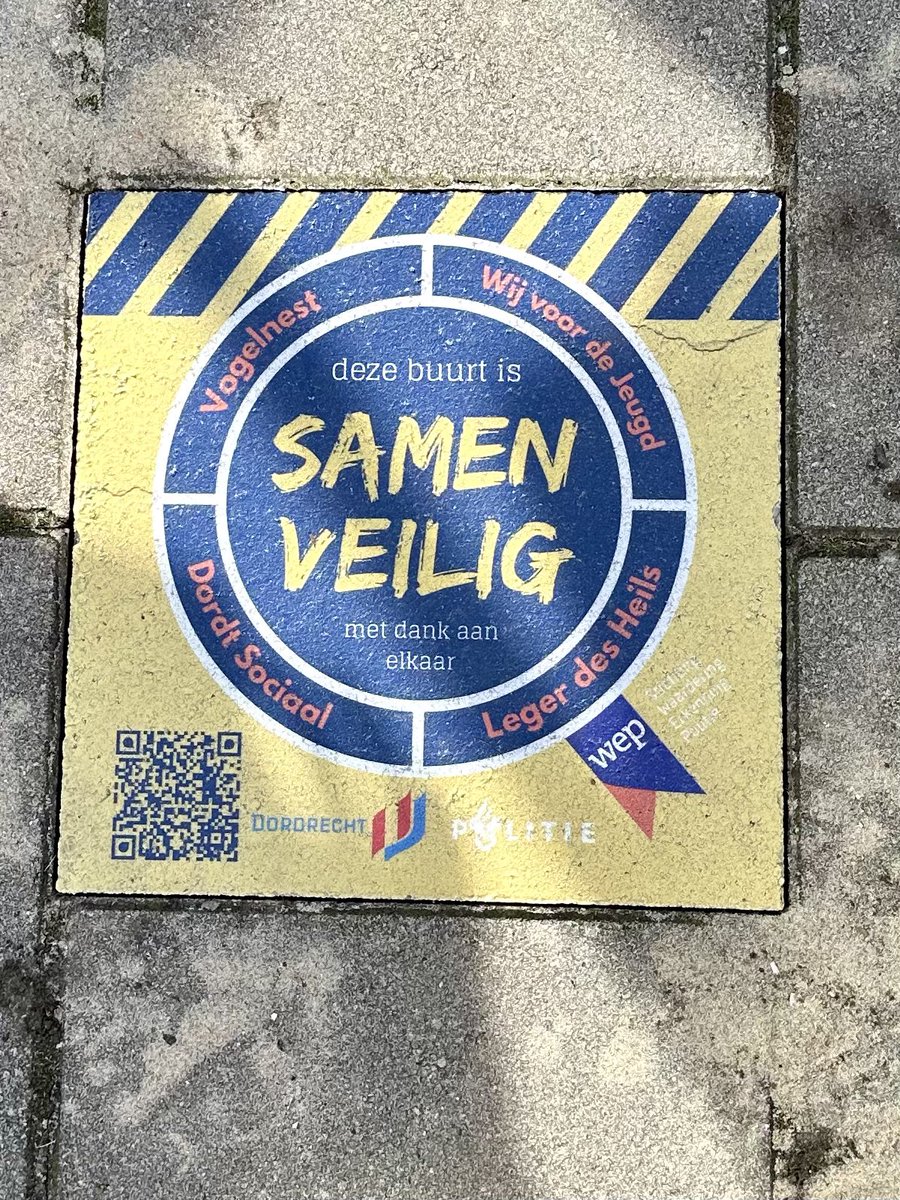 Zojuist kregen de wijkagenten van Reeland, Mike en Evert, verdiende erkenning. Samen met heel veel partners verbeteren zij dagelijks de leefbaarheid en veiligheid in deze wijk. In aanwezigheid van oud-Korpschef Henk van Essen legden zij de “blauwe tegel”. Toppers! <a href="/WA_Reeland/">Wijkagenten Reeland</a>
