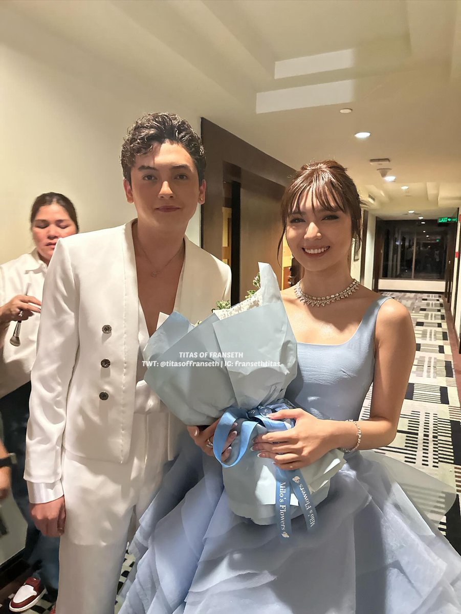 titasoffranseth's tweet photo. Grabe ang visuals ++ Chin holding our bouquet for her!

FRANSETH AFairytaleMoments
#FRANCINEnchantingNight
#SETHerealAtPromNight https://t.co/jPFUxZ8oBa