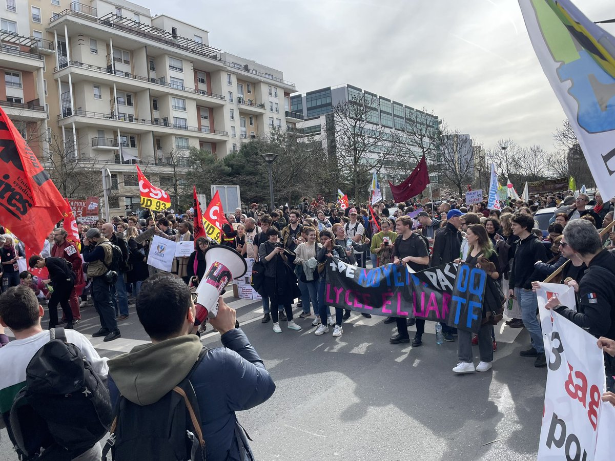 guislainedavid's tweet photo. À Bobigny, en direct de la convergence des manifestations, beaucoup beaucoup de monde pour défendre le plan d’urgence dans le 93 💪🏽✊🏽et quelle énergie des personnels ! La lutte doit payer ! https://t.co/brI3dFux9F