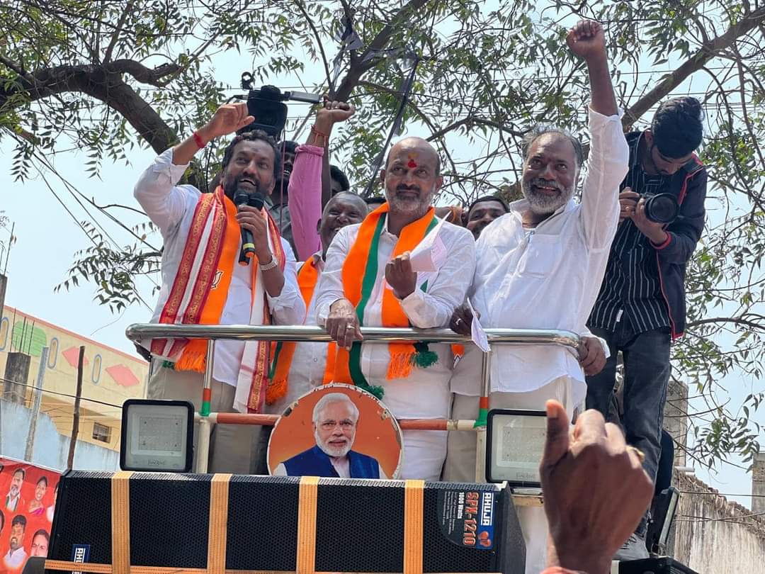 RaghunandanraoM's tweet photo. Participated in the padayatra in Karimnagar Parliament Constituency in support of BJP National General Secretary @bandisanjay_bjp garu. https://t.co/PtOSzuz6Q0