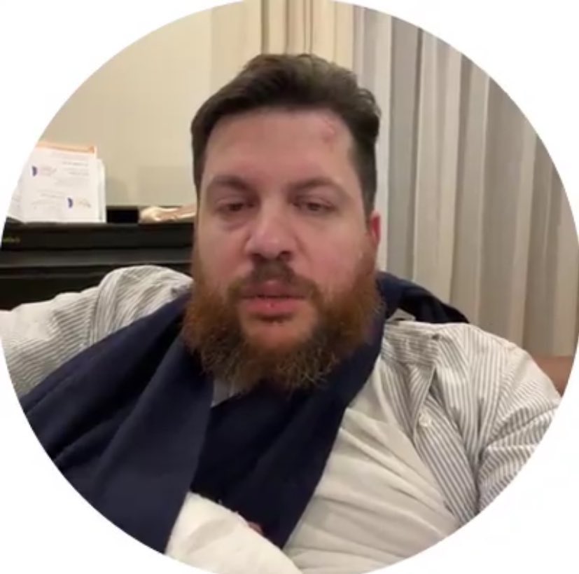 Хомяки, ваши хозяева даже не парятся .
Гипс меняют как хотят😂