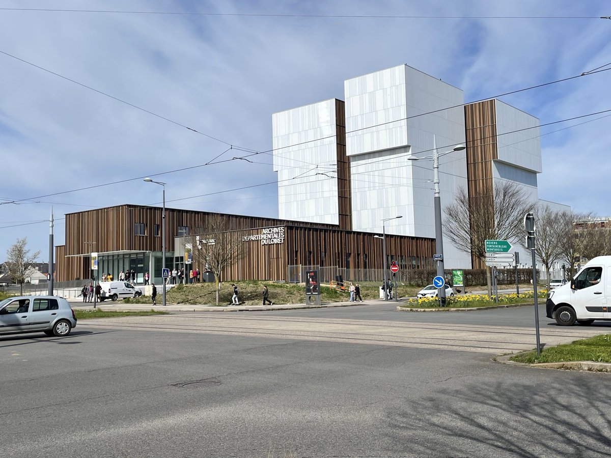 c_6_l's tweet photo. Dans les starting-blocks pour les #RASAD annuelles de @Archivistes_AAF pour causer politiques de collecte mais d’abord la découverte du nouveau bâtiment des Archives départementales du @leloiret https://t.co/8uLsHLmwqc