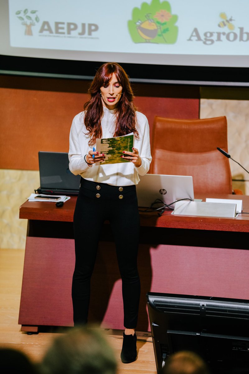 Lorena Escuer, vocal de <a href="/AEPJP/">Asociación Española de Parques y Jardines Públicos</a> ha realizado el cierre de nuestra jornada técnica junto a Serafin Ros Orta, antiguo miembro de la junta directiva de nuestra asociación.
🗣️ ¡GRACIAS A TODOS LOS ASISTENTES Y NOS VEMOS EN LOS TALLERES! ❤️