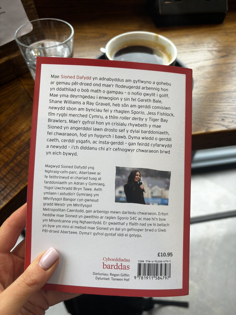 Hwn yn deimlad mor surreal / This is such a surreal feeling 📚 ‘Mae Gêm Yn Fwy Na Gêm’ ar gael yn eich siopau llyfrau lleol nawr / Available in your local bookshop now 🏴󠁧󠁢󠁷󠁬󠁳󠁿 @trydarbarddas @LlyfrauCymru