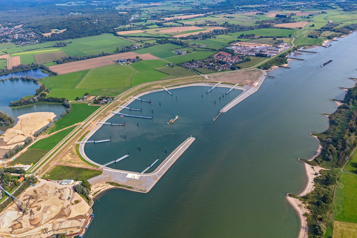 RAAPerfgoed's tweet image. Vandaag is in #Spijk de nieuwe overnachtingshaven officieel geopend door demissionair minister Infrastructuur en Waterstaat Mark Harbers. Bij voorbereidend graafwerk voor de binnenvaarthaven voerde RAAP het archeologisch onderzoek uit. Wat dat opleverde is nog steeds te zien via