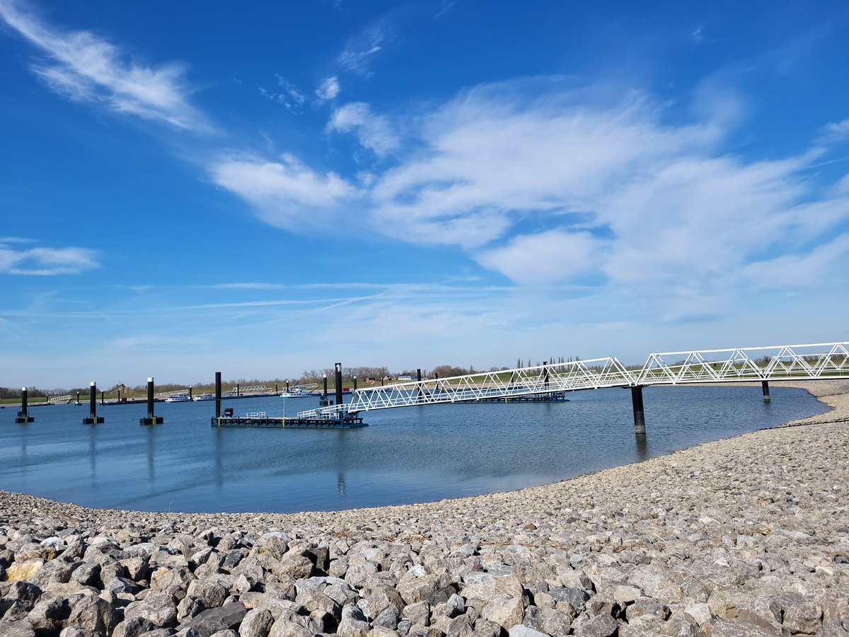 RAAPerfgoed's tweet image. Vandaag is in #Spijk de nieuwe overnachtingshaven officieel geopend door demissionair minister Infrastructuur en Waterstaat Mark Harbers. Bij voorbereidend graafwerk voor de binnenvaarthaven voerde RAAP het archeologisch onderzoek uit. Wat dat opleverde is nog steeds te zien via