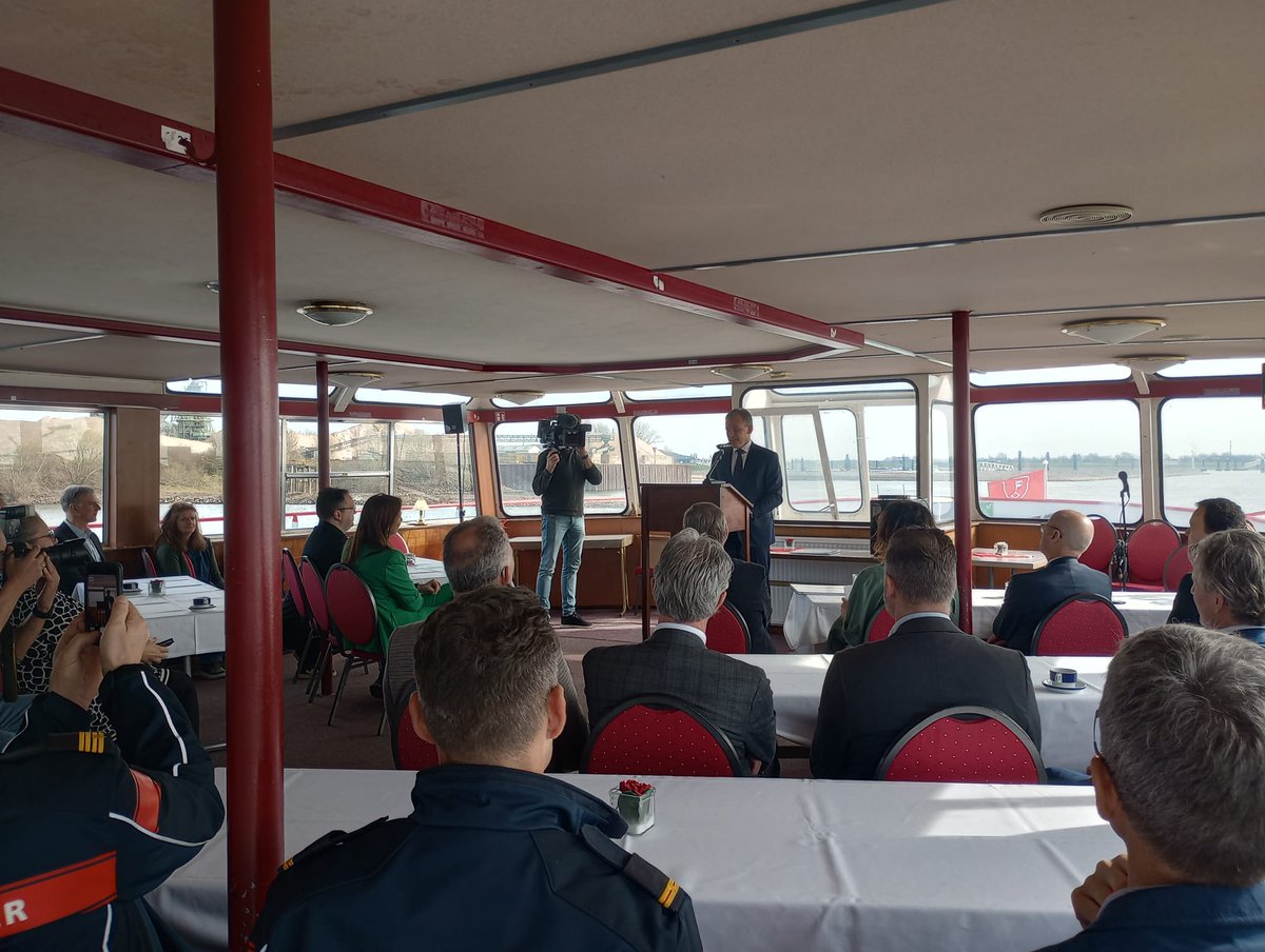 RAAPerfgoed's tweet image. Vandaag is in #Spijk de nieuwe overnachtingshaven officieel geopend door demissionair minister Infrastructuur en Waterstaat Mark Harbers. Bij voorbereidend graafwerk voor de binnenvaarthaven voerde RAAP het archeologisch onderzoek uit. Wat dat opleverde is nog steeds te zien via