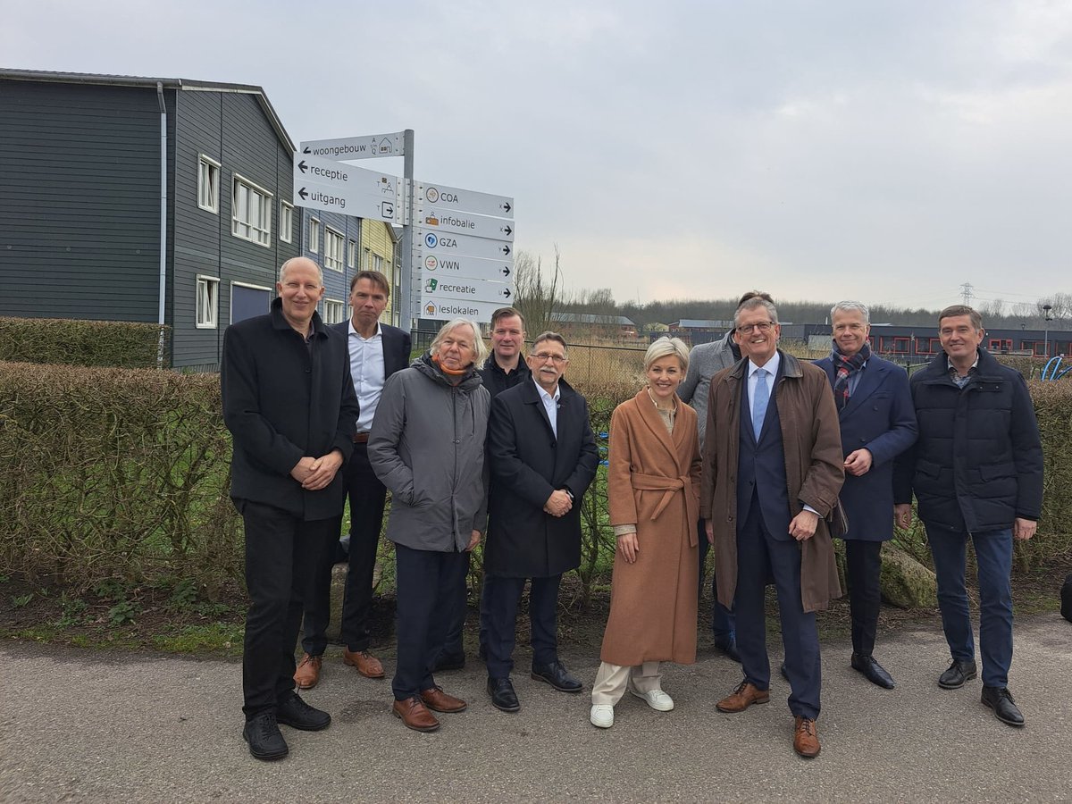 Dinsdag bracht het college van b&amp;w van <a href="/GemWbDuurstede/">Gem.WijkbijDuurstede</a> een bezoek aan het college van <a href="/gemzeewolde/">Gemeente Zeewolde</a>. We spraken over de structurele opvang van arbeidsmigranten en asielzoekers en de opwek van duurzame energie en bezochten het nieuwe azc. Dank voor de gastvrijheid en frisse blik!