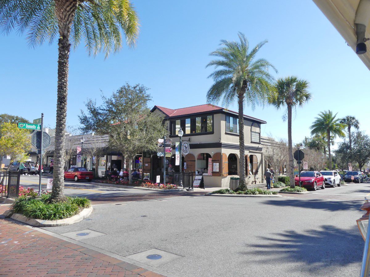 katywalls's tweet photo. See historic Mount Dora, a Florida Gem Near Orlando, in a horseless carriage. @IFWTWA @Maddenmedia @VisitMountDora @barbararushfineart  #Art #Historic #VisitMountDora #TBT https://t.co/QWwfP3n2WP https://t.co/DX7SECryGP