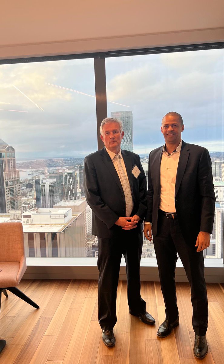 FrenchAmbUS's tweet photo. Merci à notre compatriote Francois Locoh-Donou, PDG de l’entreprise @F5, d’avoir accueilli au sommet de la tour F5 une rencontre avec la dynamique communauté française de Seattle. https://t.co/wzlLKhF3xQ