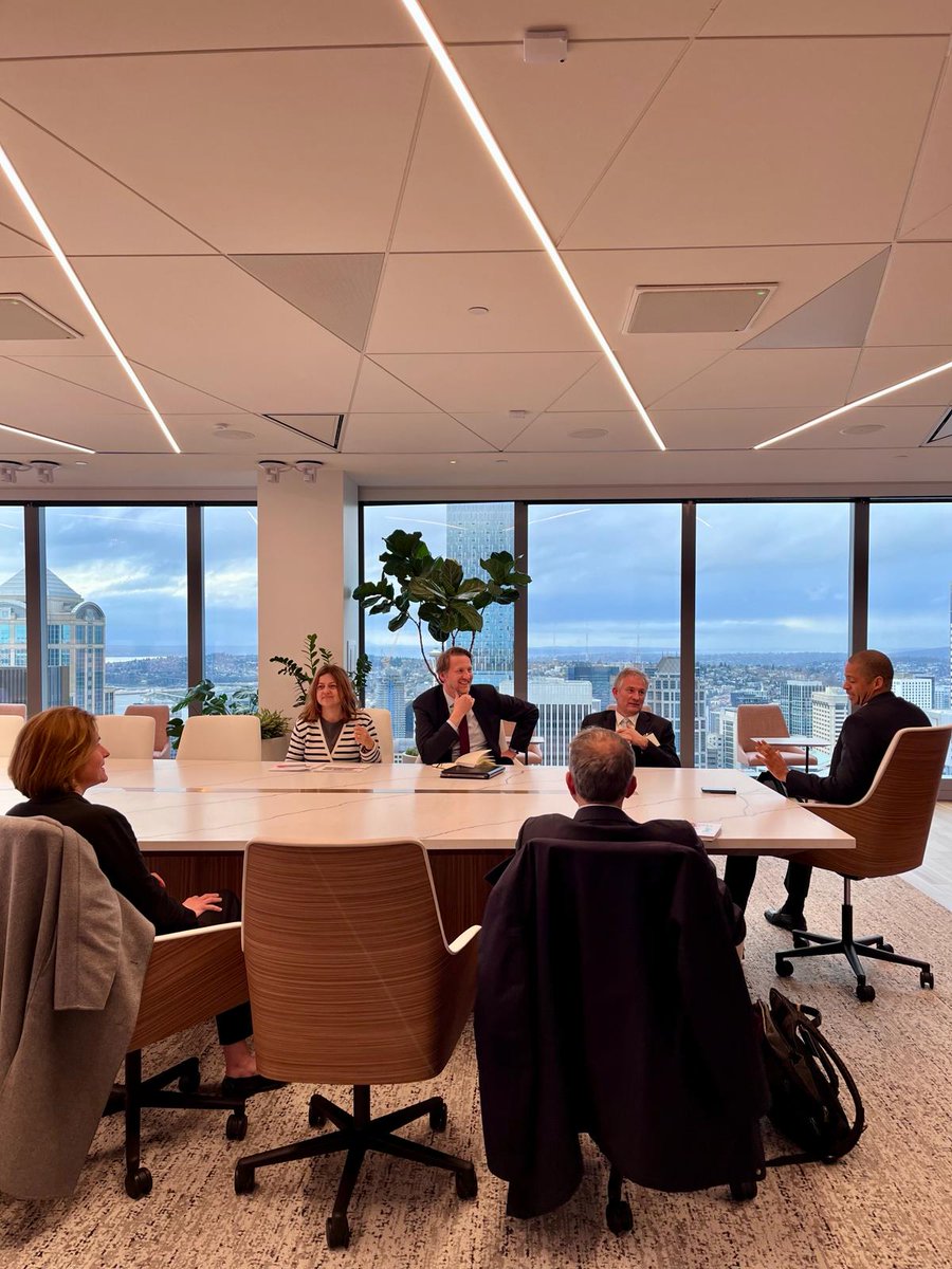 FrenchAmbUS's tweet photo. Merci à notre compatriote Francois Locoh-Donou, PDG de l’entreprise @F5, d’avoir accueilli au sommet de la tour F5 une rencontre avec la dynamique communauté française de Seattle. https://t.co/wzlLKhF3xQ