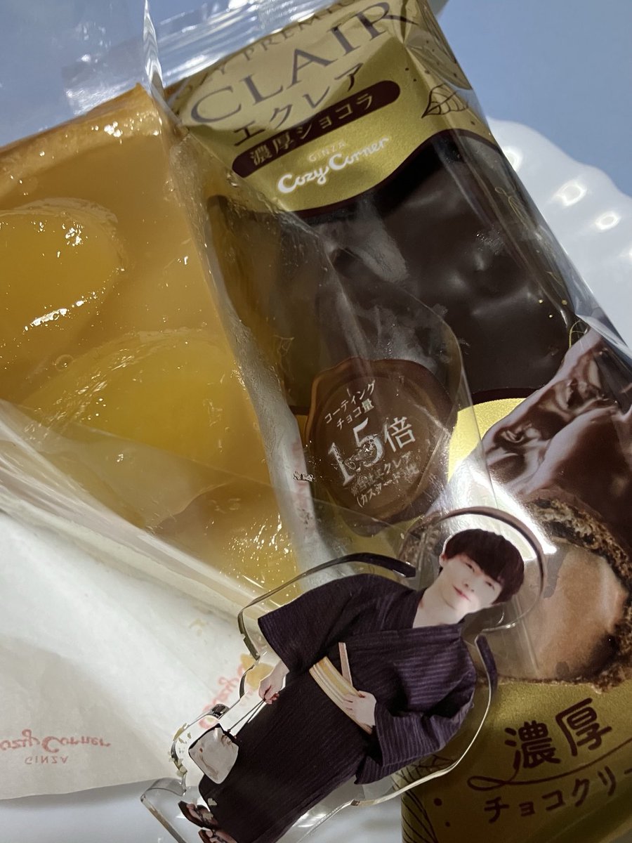 ISloveHIKARU21's tweet photo. 何気なく覗いたら、りんご🍎がゴロンゴロンのアップルパイ発見😍
中までチョコのエクレアもあったので購入❣️
そっか!今日、ホワイトデーだもんねぇ😊
#撮り徹
#RINGTREE https://t.co/WLfSacdTt6