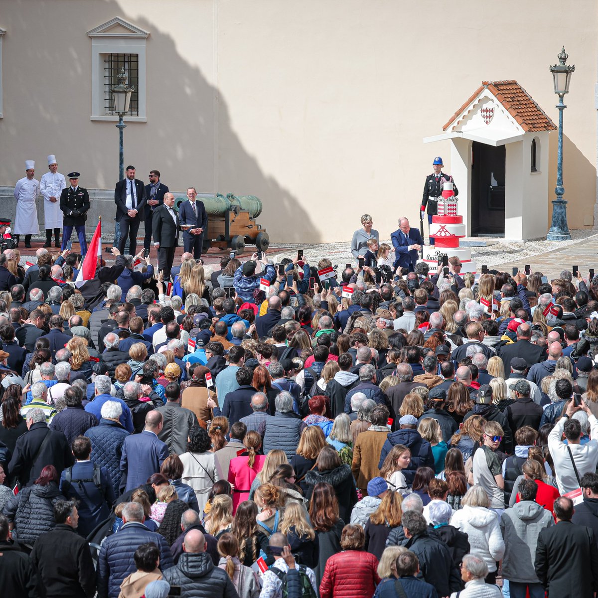 monaco__info's tweet photo. Bon Aniversari Munsignù !
La communauté monegasque était réunie Place du Palais autour de la Famille Princière pour célébrer l’anniversaire du Souverain, le temps d’une cérémonie conviviale et familiale.

©️ Direction de la Communication / Frédéric Nebinger / Stéphane Danna https://t.co/XixPQAaegC