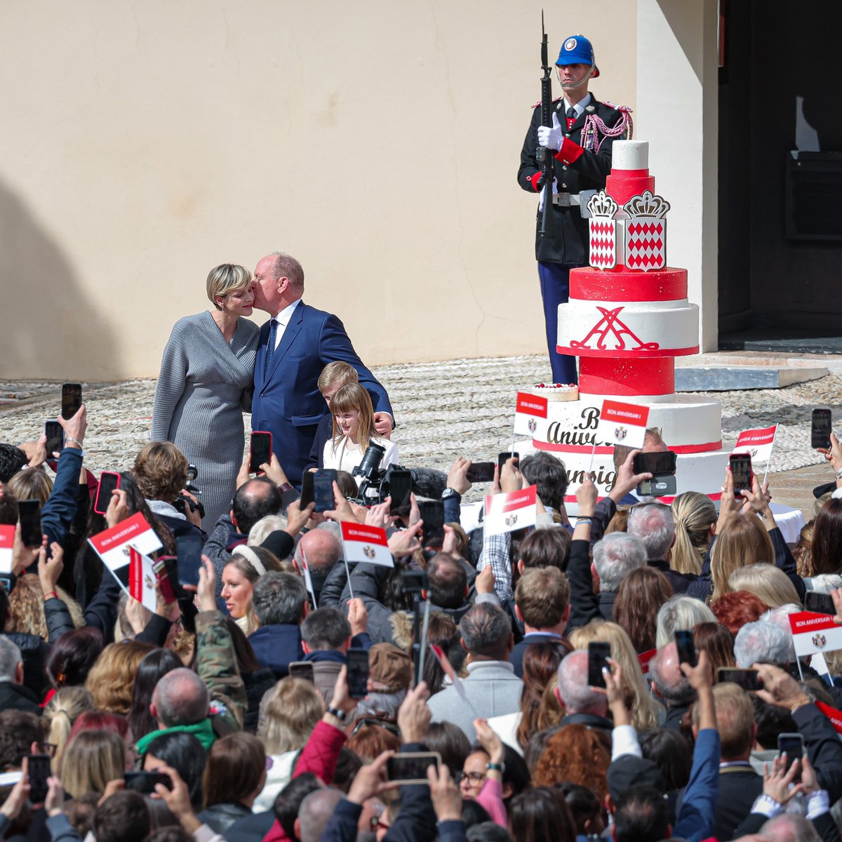 monaco__info's tweet photo. Bon Aniversari Munsignù !
La communauté monegasque était réunie Place du Palais autour de la Famille Princière pour célébrer l’anniversaire du Souverain, le temps d’une cérémonie conviviale et familiale.

©️ Direction de la Communication / Frédéric Nebinger / Stéphane Danna https://t.co/XixPQAaegC