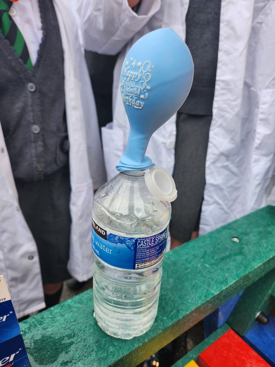 Y6EngMartyrs's tweet photo. British Science Week 2024 was a hit with our Science Ambassadors. We love practical Science! #ScienceAtEM #BSW24 https://t.co/gEXEC5tIHP