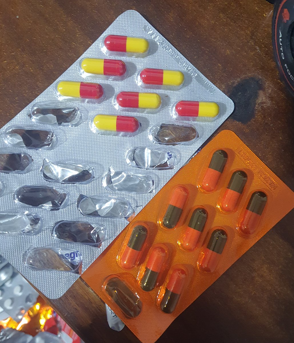 aavmaria's tweet photo. acordei com febre no meio da madrugada fui na gaveta de remédio e tomei um paracetamol. o problema é que a febre não passava, aí acendi a luz pra ver a dosagem do remédio e percebi que ao invés do cimegripe eu tinha tomado o suplemento alimentar da cachorra 👁️👄👁️ https://t.co/6cfSbtUMXV