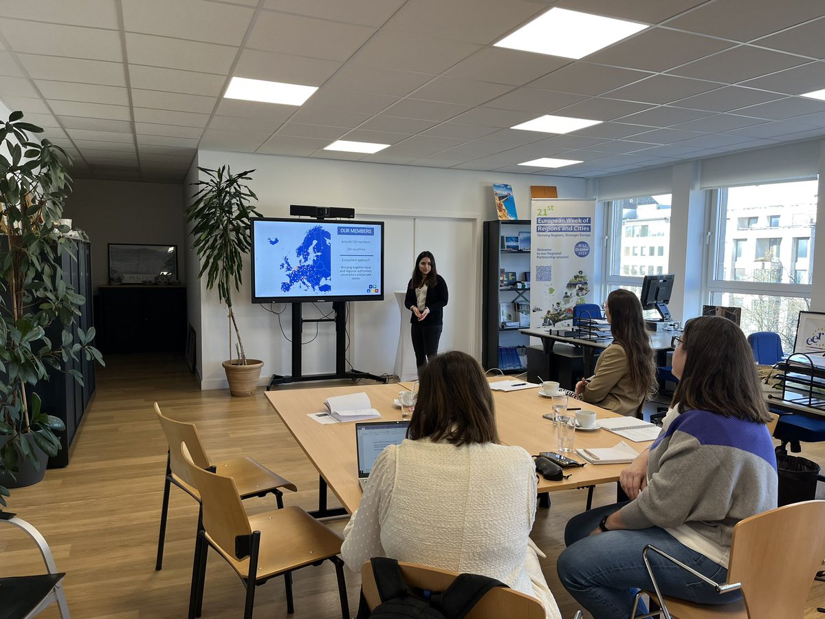 RegMurciaBrux's tweet image. 🇪🇺 Thank you @ERRINNetwork #SilviaGhiretti for your visit and exchanges on #ERRIN activities and the new #projectdevelopment tool.

Happy to share with you all the place-based experience of @EuroVertiC with the #NewEuropeanBauhaus #SustainableUrbanDevelopment 

@LIFEBauhausing