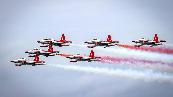 Konya 3. Ana Jet Üst Komutanlığı’nda Türk Yıldızları’nın eğitim uçağı düştü. Uçağı kullanan pilot Binbaşı Şükrü Gümüş'ün paraşütle atladığı öğrenildi. Uçağın düştüğü şantiye alanında operatör olarak görev yapan Hava istihkam Uzman Çavuş Ercan Güven şehit oldu. Şehidimizin…