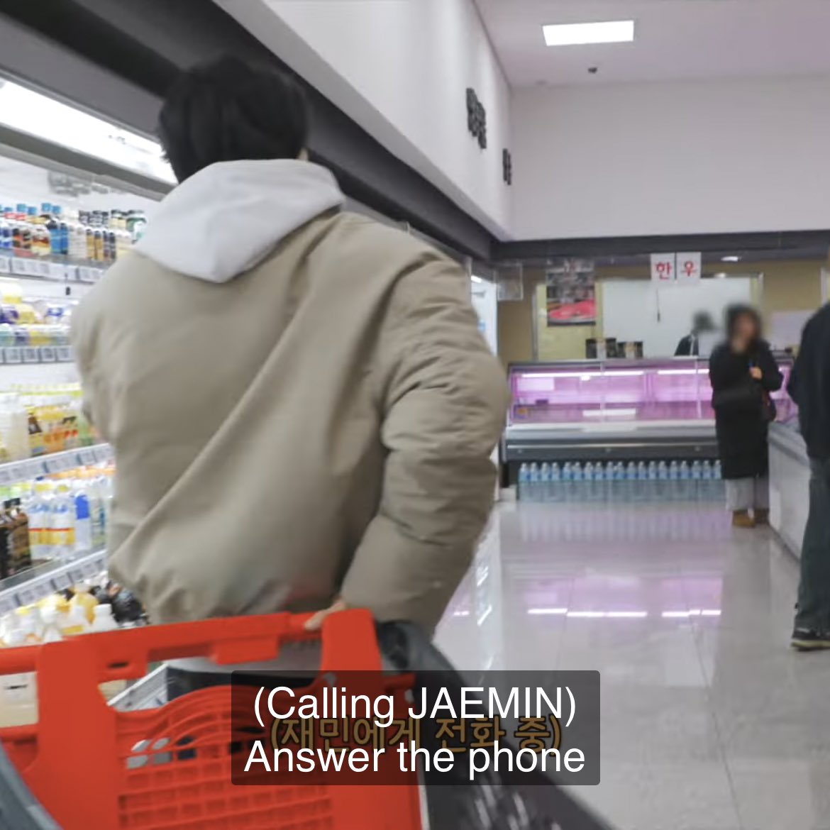 charmingosh's tweet photo. im crying if jaemin wasn’t answering jeno could have just called the others or called them and asked them to pass the phone to jaemin instead 😭😭🤦🏻‍♀️🤦🏻‍♀️🤣🤣 in jeno’s mind he needs to talk to jaemin no matter what‼️ https://t.co/yiT1CDpuR1