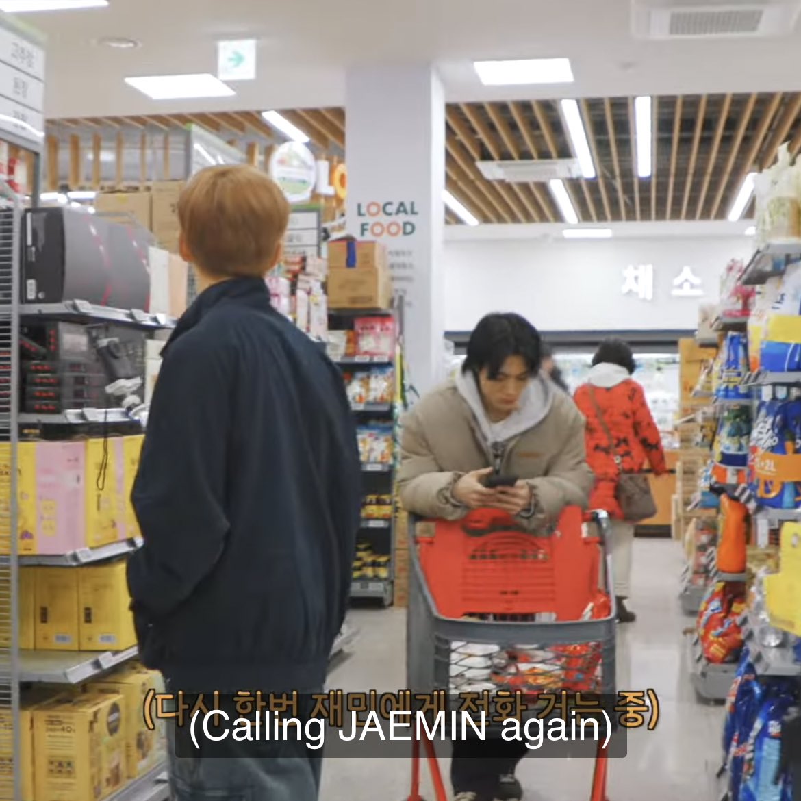 charmingosh's tweet photo. im crying if jaemin wasn’t answering jeno could have just called the others or called them and asked them to pass the phone to jaemin instead 😭😭🤦🏻‍♀️🤦🏻‍♀️🤣🤣 in jeno’s mind he needs to talk to jaemin no matter what‼️ https://t.co/yiT1CDpuR1