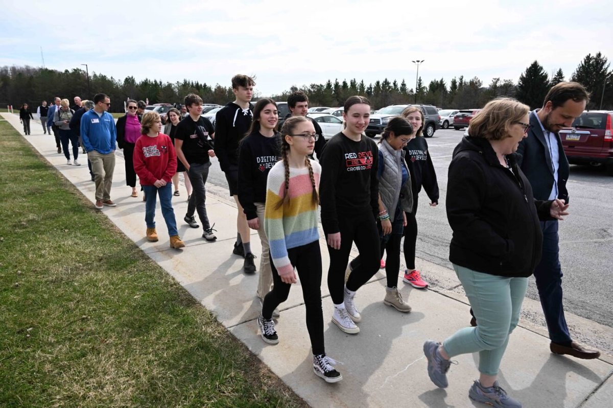 Yesterday I toured Central Cambria High School to talk with students, school district officials, and labor leaders about #SolarforSchools! I'm so impressed by this school community. Students and staff alike are ready for the learning opportunities and savings solar can bring.🌞🧵