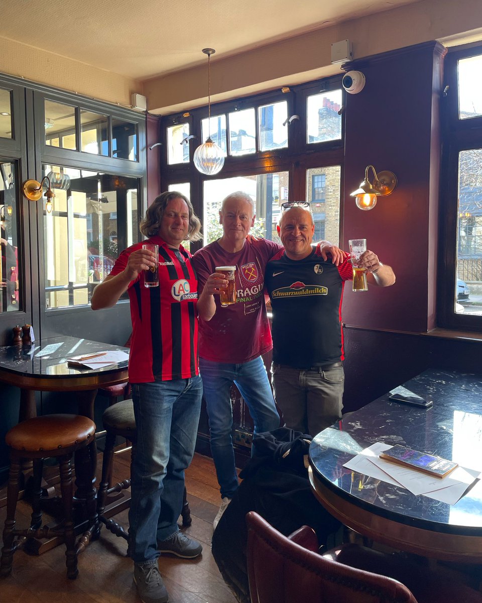 Nothing better than a friendly pre match beer. No rivalry here…yet 🍻 ⚽️ . . . . #westhamvsfreiburg #europaleague #football #prematchpub