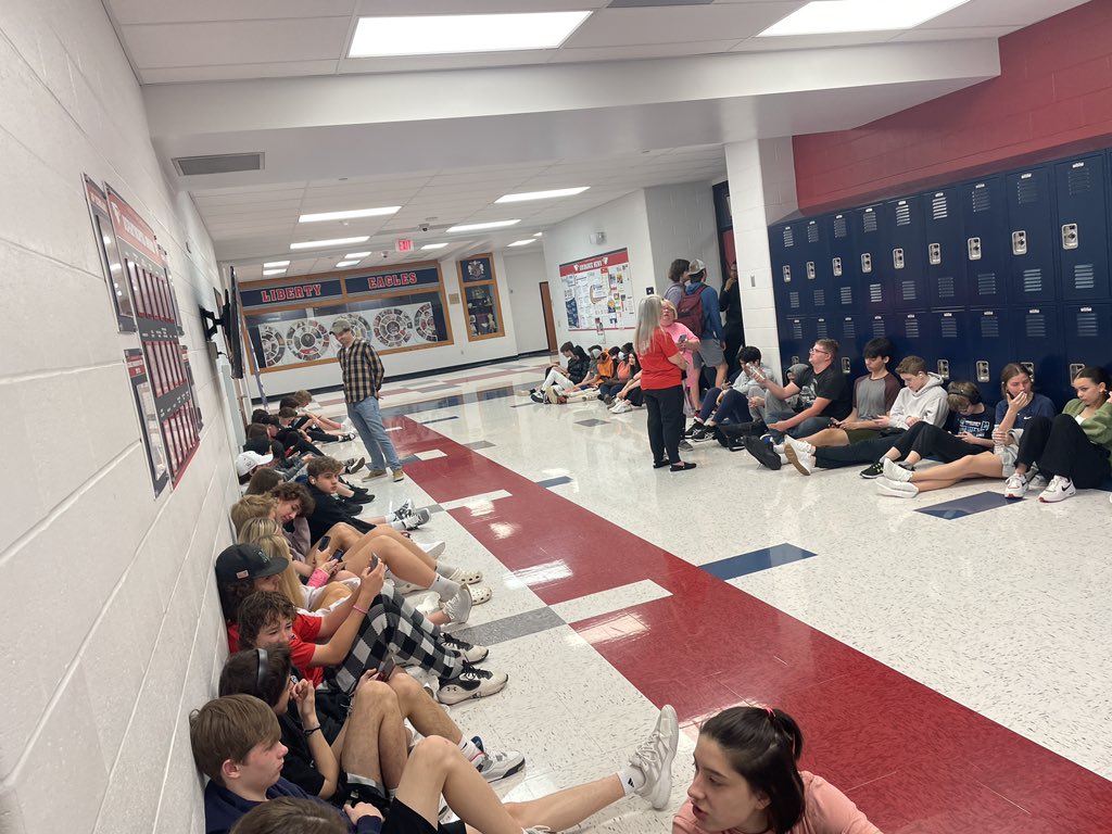 Nolan271's tweet photo. Liberty HS kiddos sheltering from the tornado sirens! Stay safe out there!!! 🦅 ❤️💙❤️💙 https://t.co/zhk6nYexdY