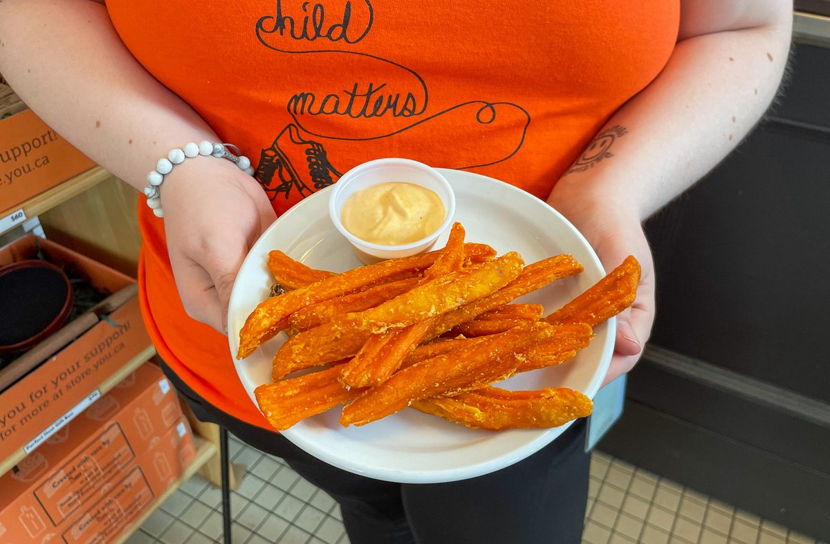 Our sweet potato wedges are super crispy and NEVER mushy! Served with a side of our Piri-Piri aioli, they make the perfect snack. We're open until 3pm for dine-in and take-out, or find us on your fav delivery app! Menu: bit.ly/3OXU0rS #ldnont #socent #youthtraining