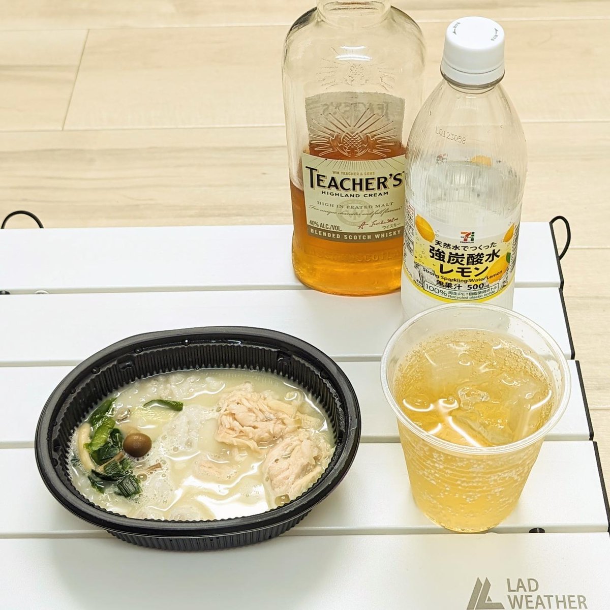 YukiyaNoGenre's tweet photo. #ダイエット飯 #EASEUP #参鶏湯風スープご飯 305kcal, 蛋白質 15.5g
自家製強炭酸ハイボールを合わせて。
今日は外呑みのチャンスだったけど耐え難きを耐えて直帰しました。 https://t.co/jCNxnfWAVo