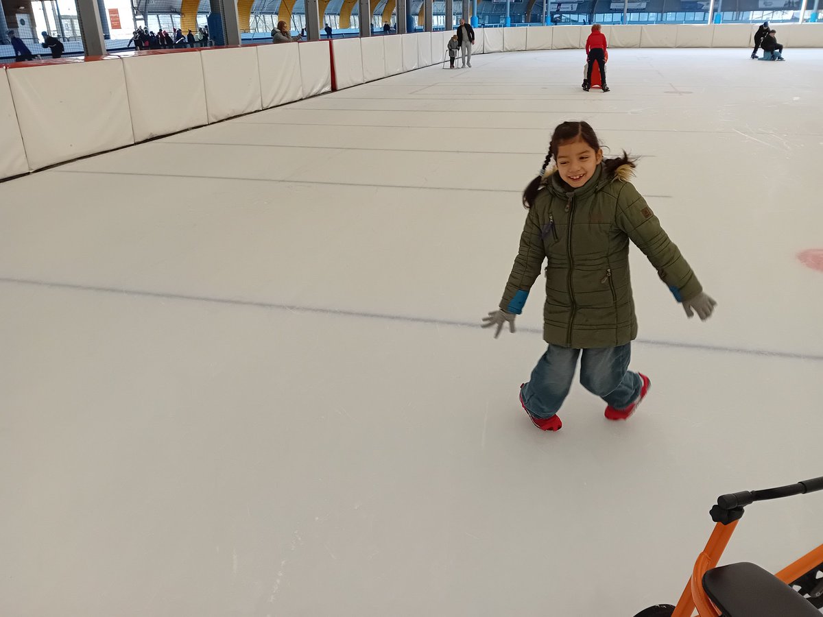 Visueel beperkt schaatsen is echt goed mogelijk.
De (V)SO leerlingen van @KonVisio onderwijs #Amsterdam konden  zich op allerlei manieren voortbewegen op de @ijsbaanhaarlem.
Wat een plezier en doorzettingsvermogen toonden ze.
#WatKanWel
#DenkenInMogelijkheden