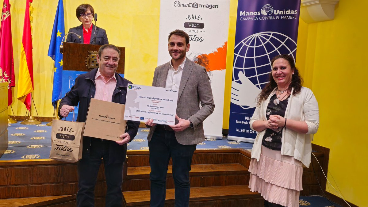 AytoMurcia's tweet photo. La concejal de Talento Joven y Espacios Públicos, @Sofialbg, ha participado en la entrega de premios del Festival Clipmetraje de @ManosUnidasMur, dentro de la campaña sobre el cambio climático.

📍 Cámara de Comercio de Murcia https://t.co/VQuD8dXRW2