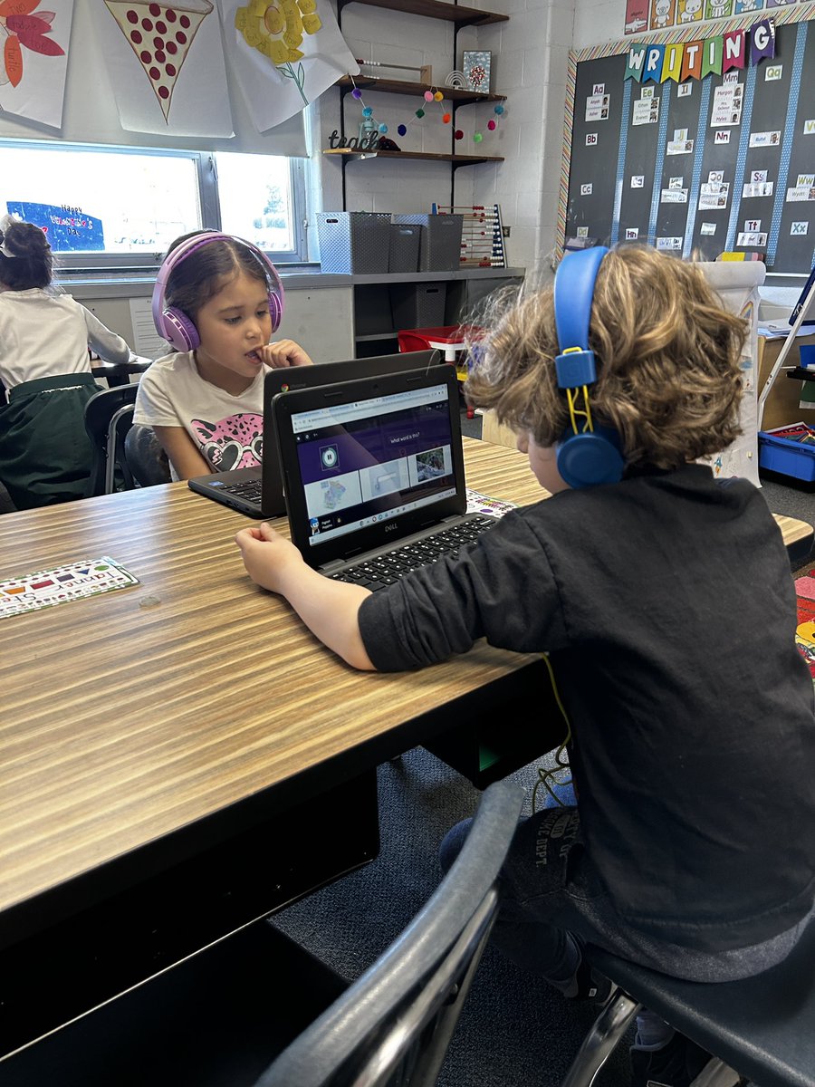 Just look at these smiling kindergarteners enjoying learning with @quizizz