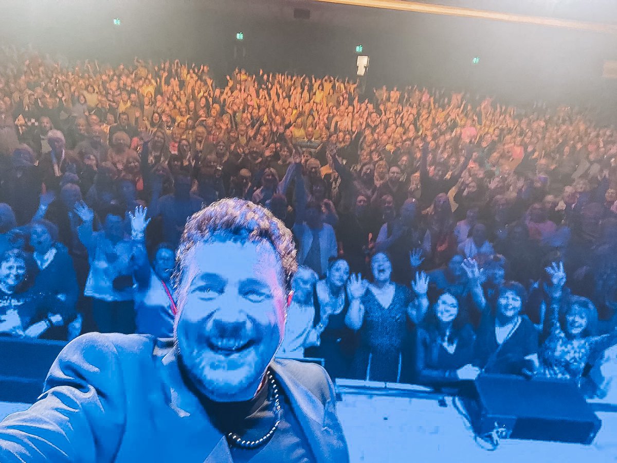 Portsmouth you were incredible! Thank you for welcoming me with open arms 🤩 Bournemouth, are you ready?? Mx #onwiththeshow #onwiththeshowtour #portsmouthguildhall