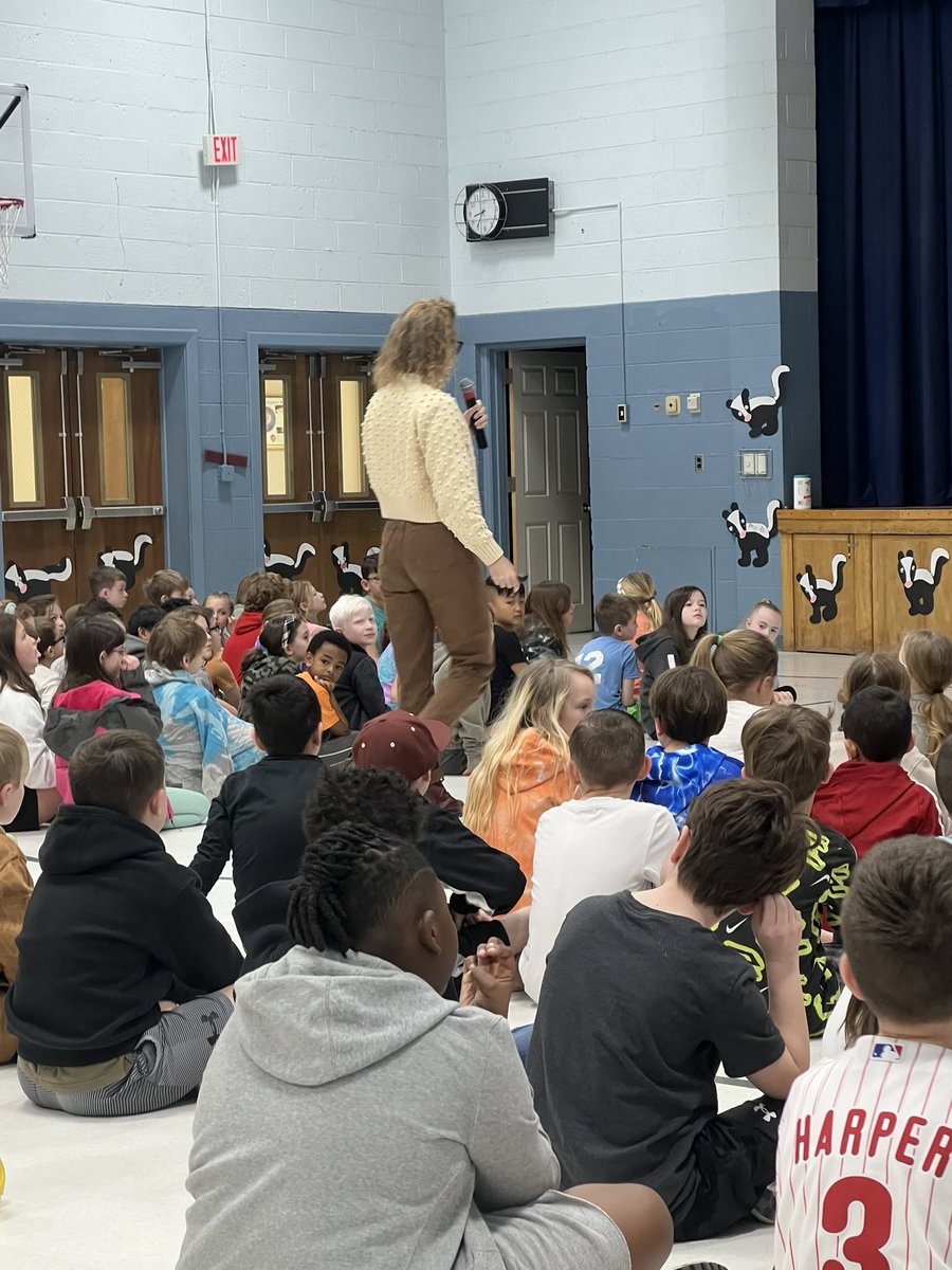 Bragging @180Brags @HTWPSchoolsNJ @Our 1 School 1 Book Initiative 'A Boy Called Bat' celebrated today with an AMAZING visit from the author @ElanaKArnold 

#oneschoolonebook #aboycalledbat #elanakarnold #thankyouPalJoeys #thankyouPTA #thankyouMrsBeyrodt #exploregrowsoar