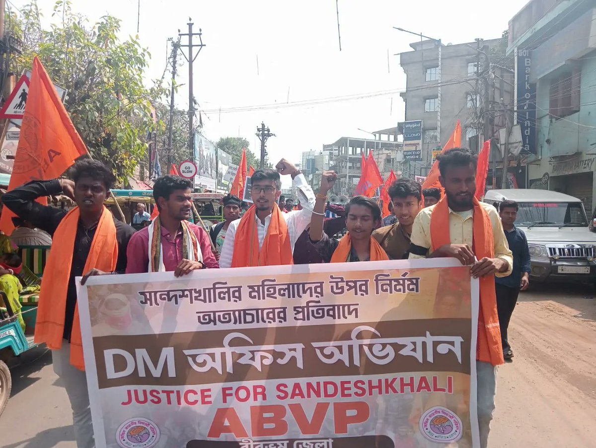 ABVPBirbhumDist's tweet photo. আজ ABVP বীরভূম জেলার পক্ষ থেকে সন্দেশখালি মহিলাদের ��পর নির্ভর অত্যাচারের প্রতিবাদে বিক্ষোভ কর্মসূচি এবং জেলাশাসকের  কাছে স্মারকলিপি জমা দেওয়া হল ।উপস্থিত ছিলেন দক্ষিণবঙ্গ প্রান্ত সম্পাদক শ্রী অনিরুদ্ধ সরকার মহাশয় এবং জেলা ও  নগরের কার্য্যকর্তারা।
#justice4sandeshkhali 
#ABVP https://t.co/KuFg1Sxt8y