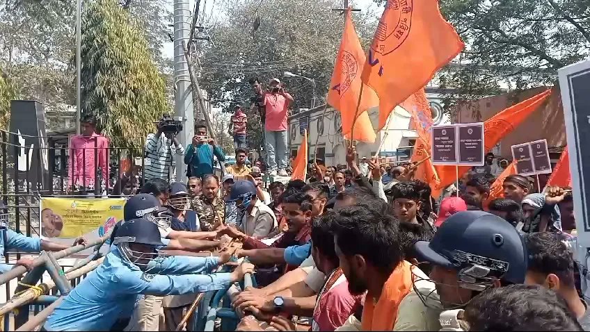 ABVPBirbhumDist's tweet photo. আজ ABVP বীরভূম জেলার পক্ষ থেকে সন্দেশখালি মহিলাদের ��পর নির্ভর অত্যাচারের প্রতিবাদে বিক্ষোভ কর্মসূচি এবং জেলাশাসকের  কাছে স্মারকলিপি জমা দেওয়া হল ।উপস্থিত ছিলেন দক্ষিণবঙ্গ প্রান্ত সম্পাদক শ্রী অনিরুদ্ধ সরকার মহাশয় এবং জেলা ও  নগরের কার্য্যকর্তারা।
#justice4sandeshkhali 
#ABVP https://t.co/KuFg1Sxt8y