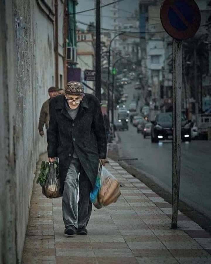 AlabriOmany1's tweet photo. و اعلم ان أباك أفنى حياته كلها من اجلك فلا تنسى ..

وحده الأب يقطع منه ليكملك ، 
اذكر اباك بدعوة طيبة من قلبك ♡ https://t.co/VJctb9QIu2