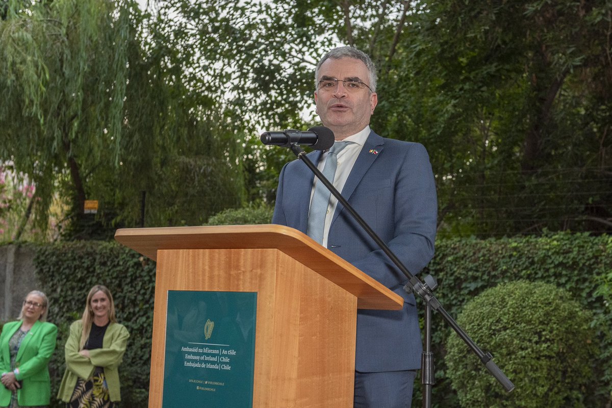 IrlEmbChile's tweet photo. Y por la noche, disfrutamos de una alegre y concurrida recepción oficial para celebrar #StPatricksDay 🇮🇪🇨🇱
El Ministro @daracalleary tuvo la oportunidad de conocer a la comunidad irlandesa y a los amigos de Irlanda en Chile 
¡Música, danza y buenas conversaciones! ☘️🎶 https://t.co/zTom5RsfFI